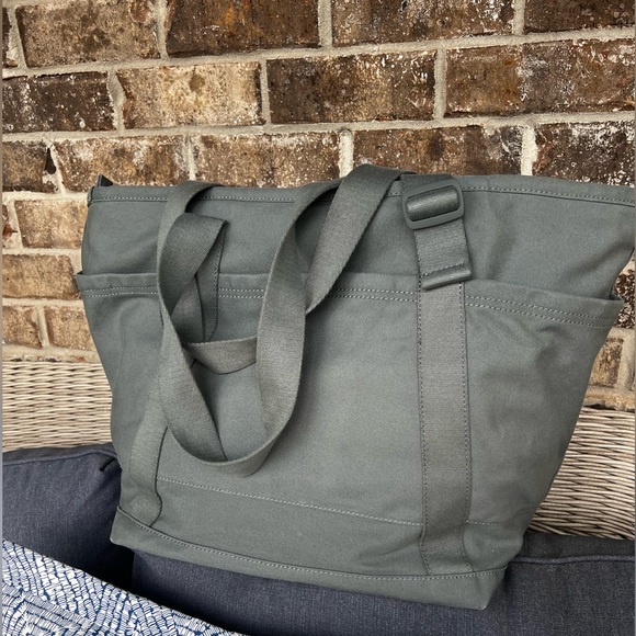 Athleta Kinetic Large Tote, used once. Metropolis Grey - Picture 7 of 8